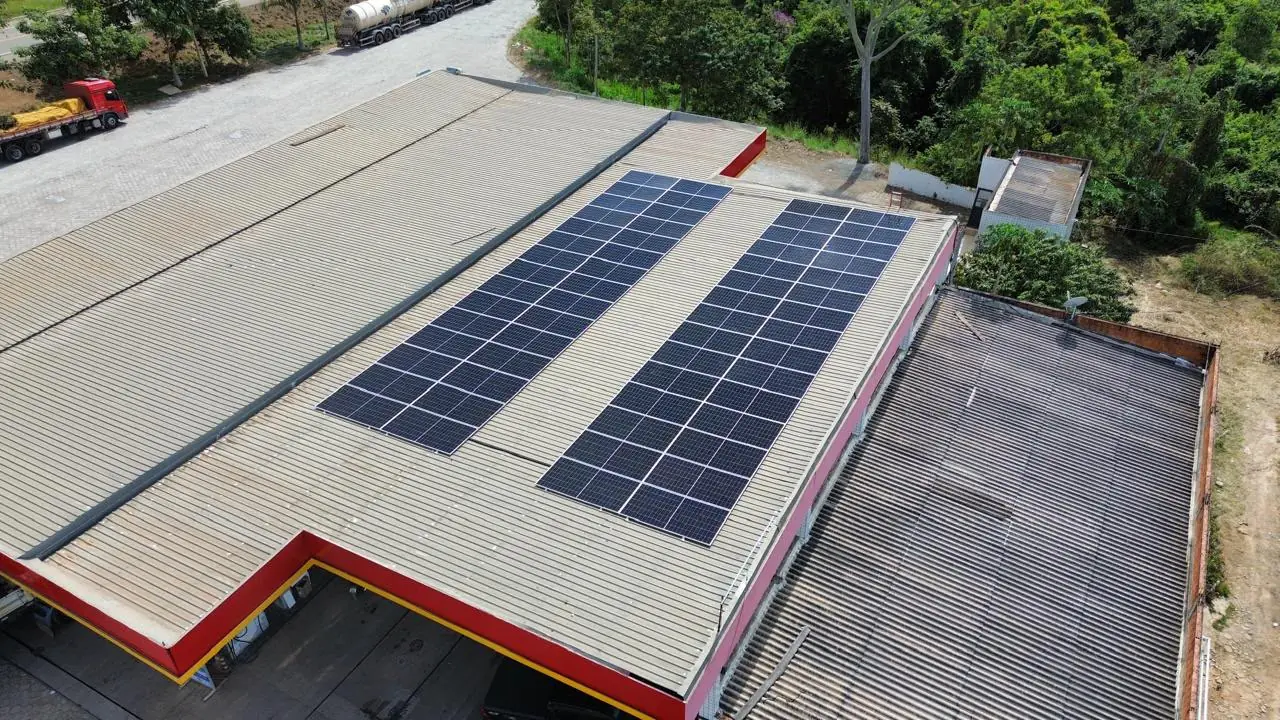 Instalação de sistema solar em telhado industrial